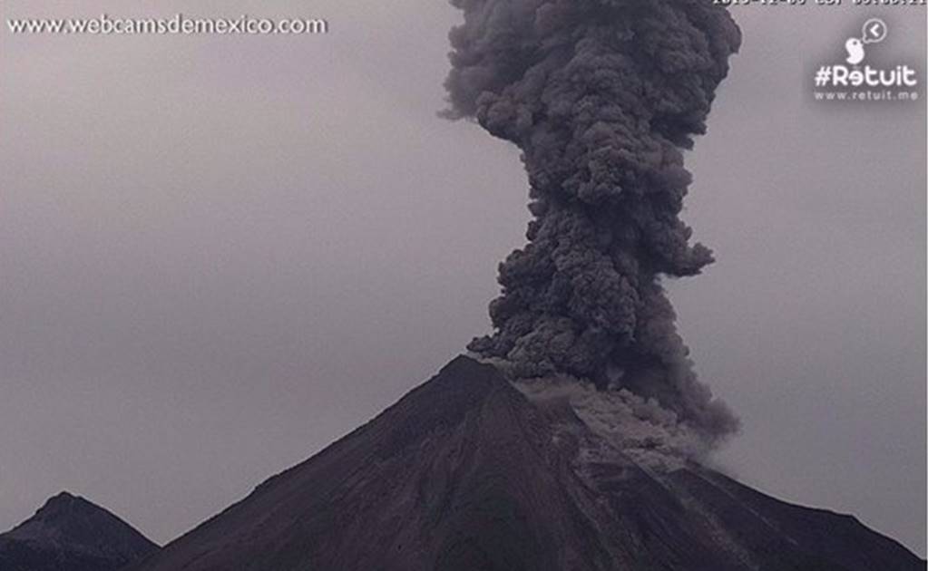 Volcán de Colima emite fumarola de 2.4 km