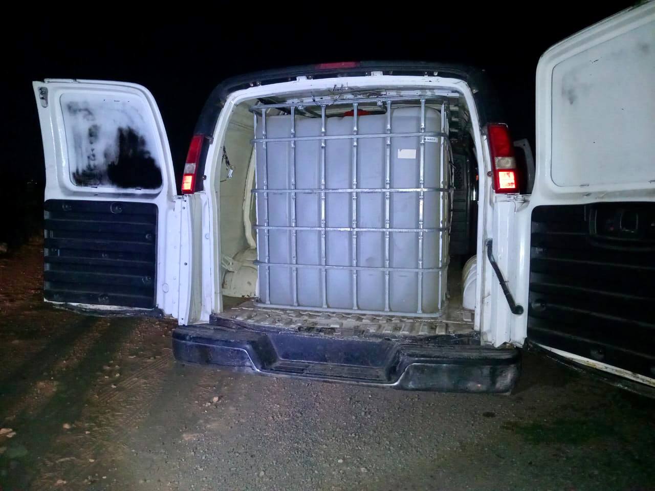 Aseguran camioneta con 2,700 litros de combustible robado en Mineral de la Reforma