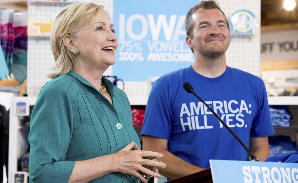 Activista intenta acercarse a Hillary Clinton