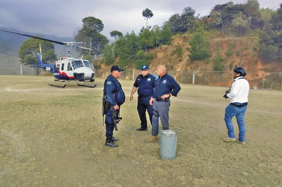 Suman tres días retenidos jefes de policía estatal en Juquila