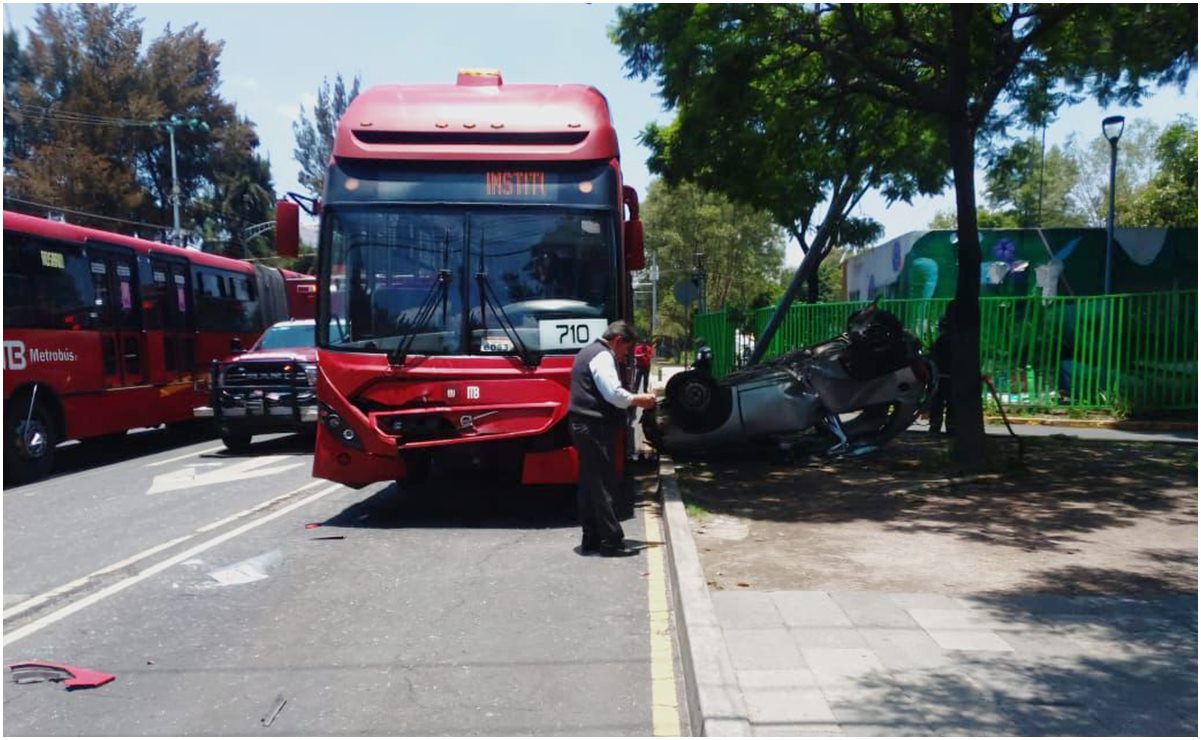 Fuerte choque entre Metrobús y automóvil deja 3 heridos en la GAM