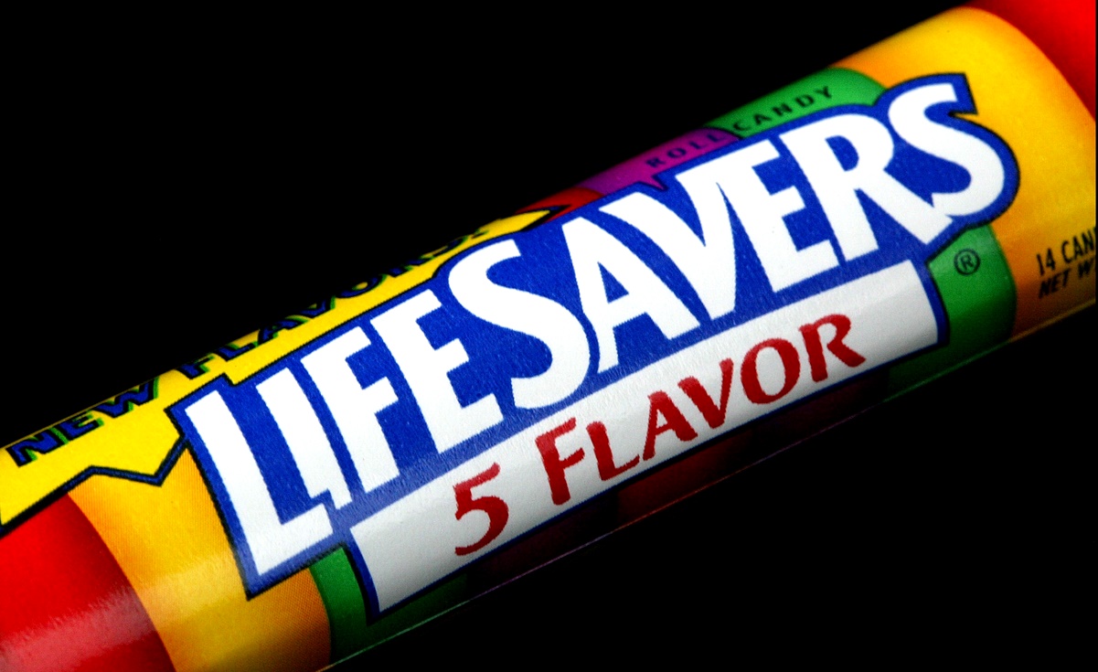 ¡Cuidado! Cofepris alerta de posible contaminación en dulces Skittles, Life Savers y Salvavidas