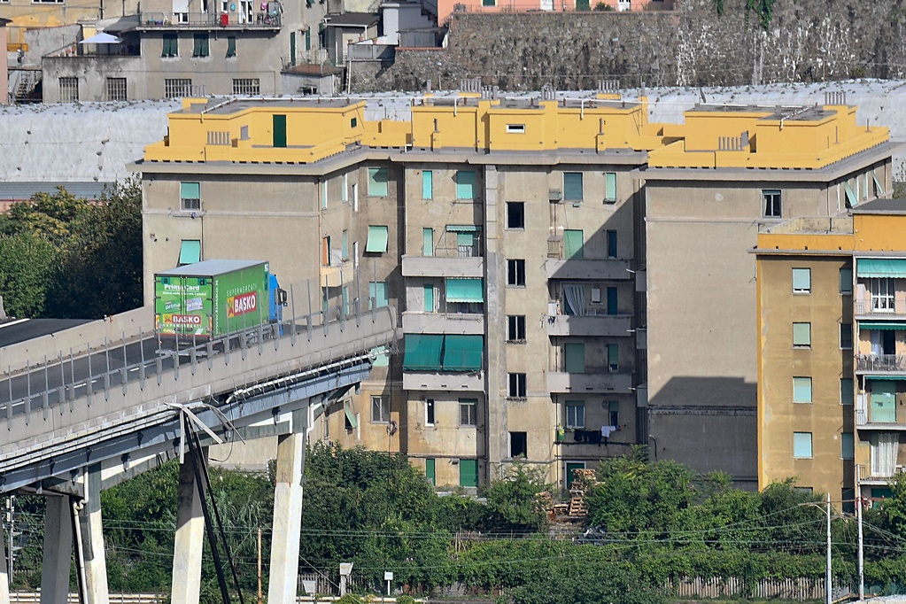 A metros del abismo: La historia del conductor que se salvó del derrumbe de un puente en Italia