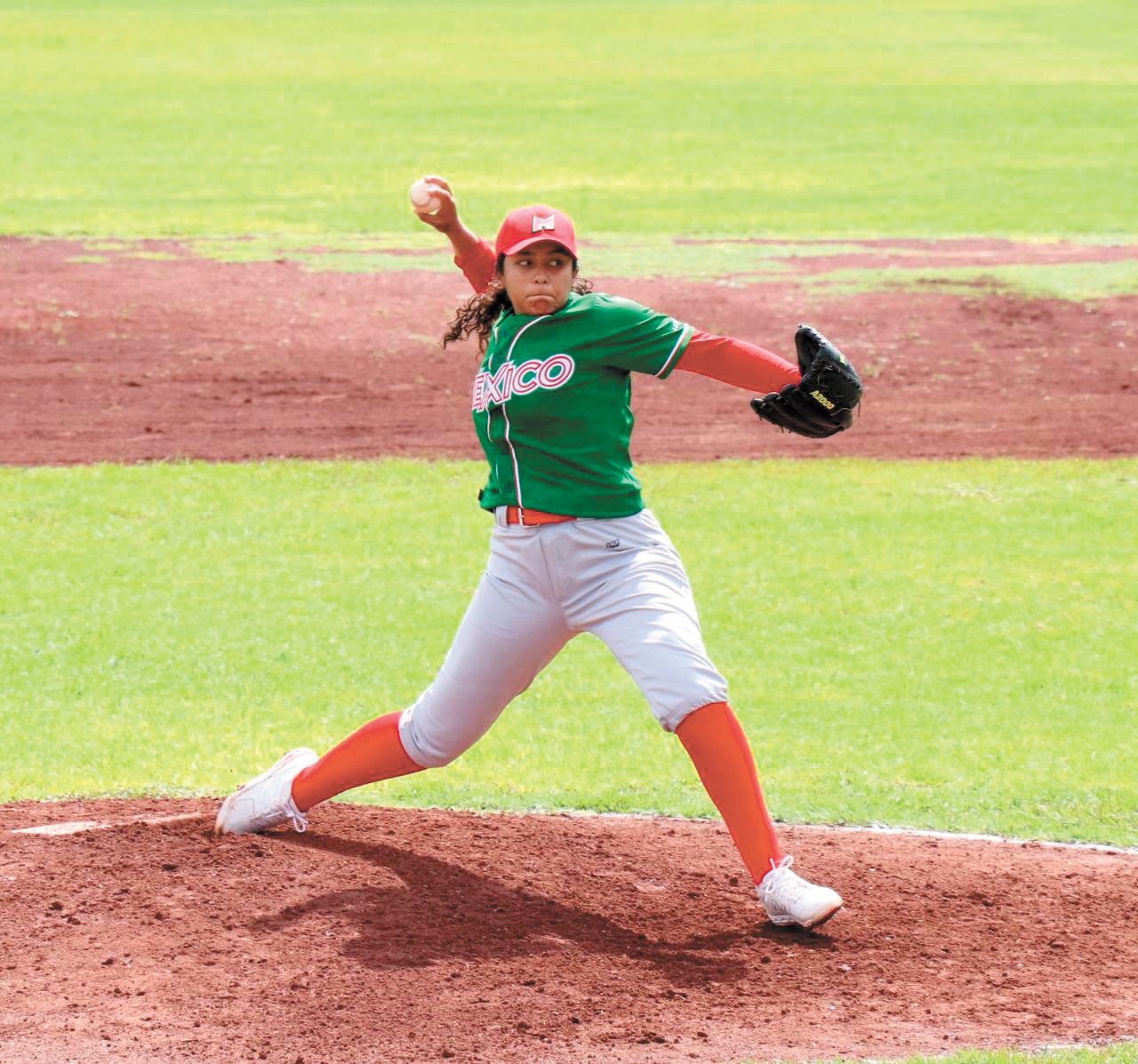 Lanzadora mexicana rompe la barrera del machismo en el beisbol