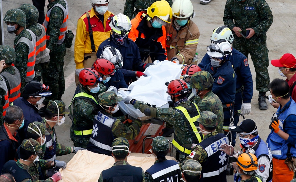 Suman 55 muertos por sismo en Taiwán