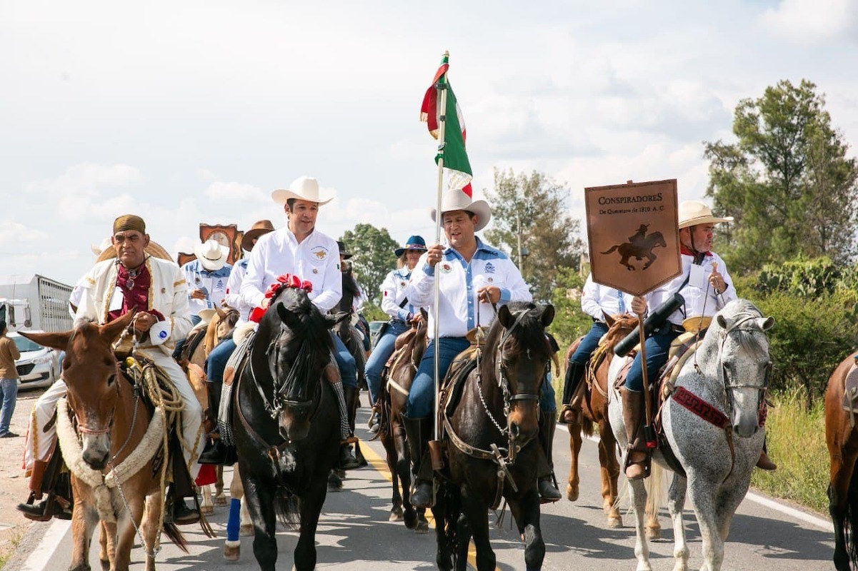 Gobernadores de Querétaro y Guanajuato encabezan cabalgata en la Independencia