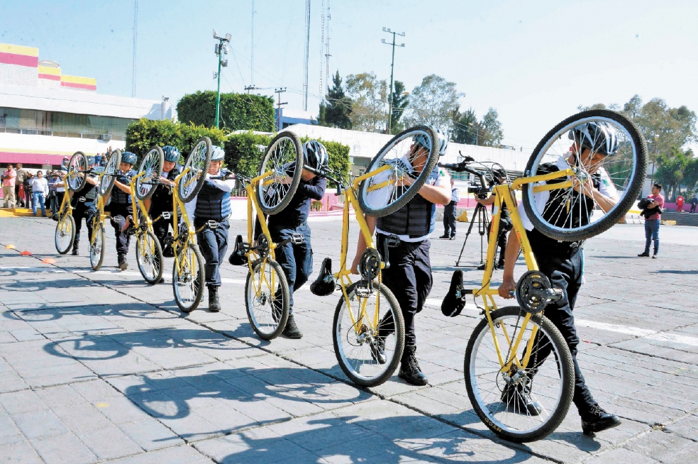 Enseñan a policías a defenderse en bici 