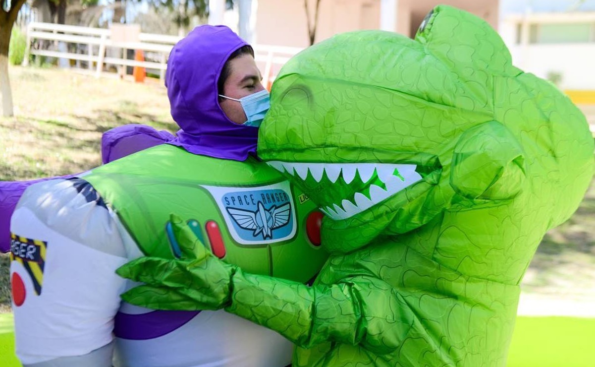 Samuel García y Mariana Rodríguez se disfrazan de Buzz Lightyear y Rex para festejo en Nuevo León