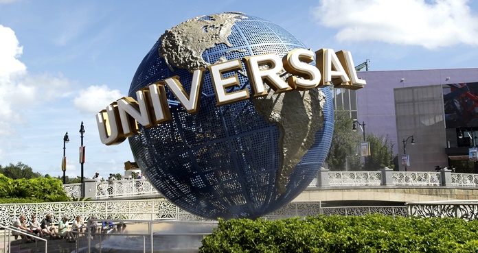 Reconocen auxilio de empleada de Universal Studios a niño con autismo