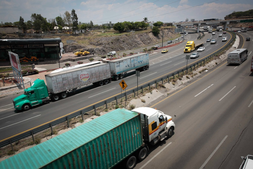 Tráileres ya no podrán conducir a exceso de velocidad por la carretera 57, en Querétaro