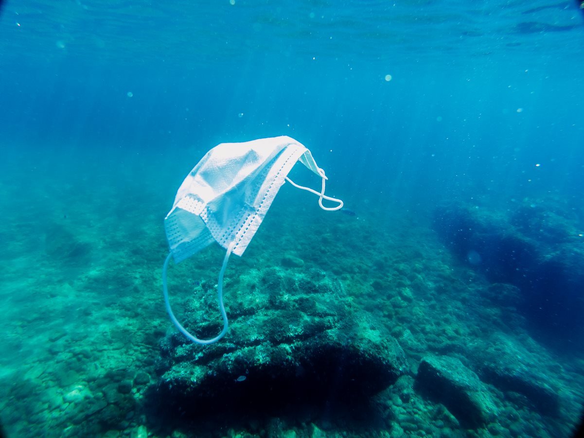 Cubrebocas tirados en las playas y en el mar del Caribe mexicano