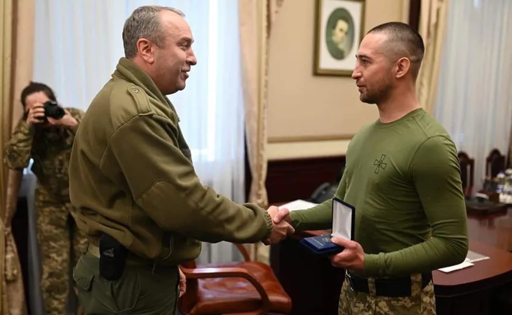 Soldado que encaró a buque ruso con un "vete a la mierda" regresa a casa y le dan trato de héroe