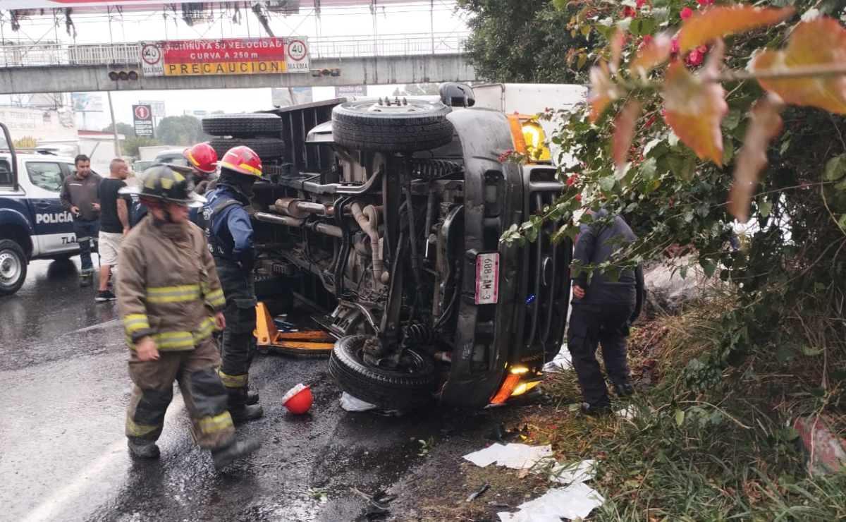 Volcadura de camioneta de carga provoca la muerte de un hombre en avenida Jesús Reyes Heroles, Tlalnepantla