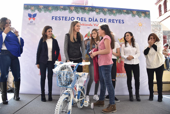 Festejan a niños con juguetes en Corregidora