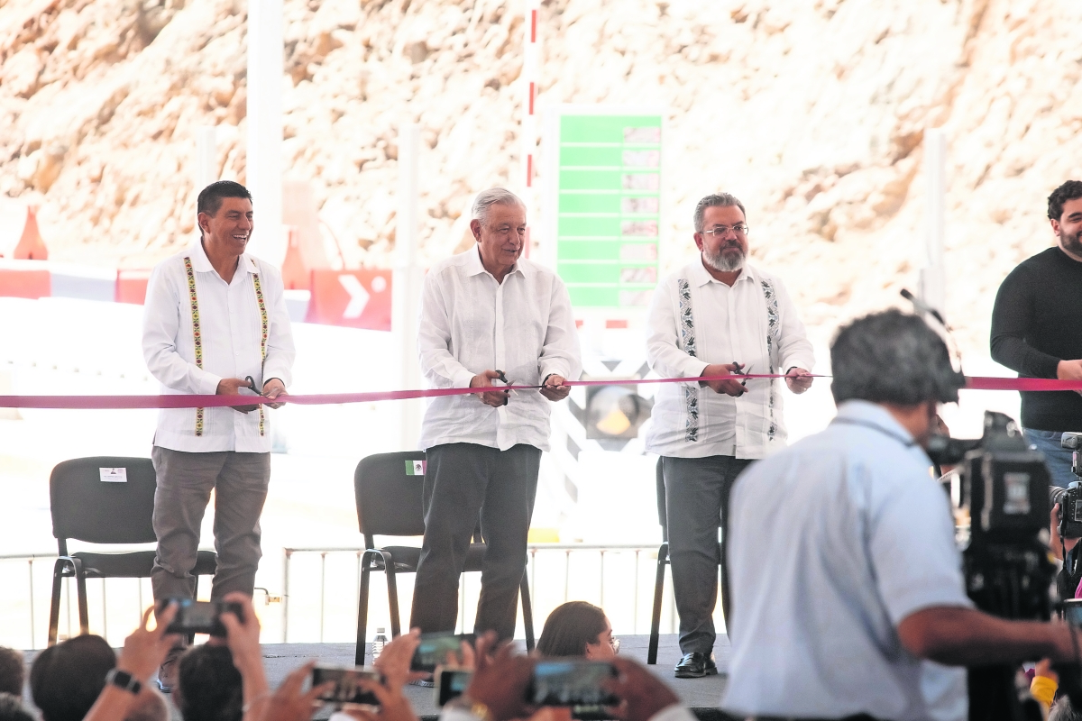 Sin concluir, AMLO inaugura  pista a Puerto Escondido