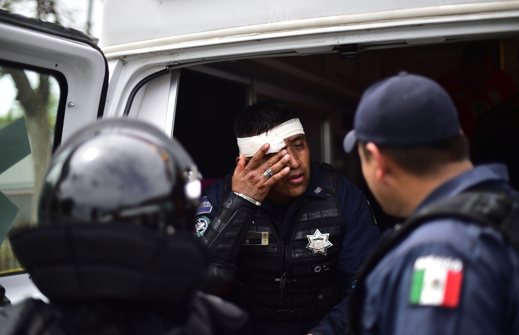 Migrantes agreden a elementos de la Policía Federal