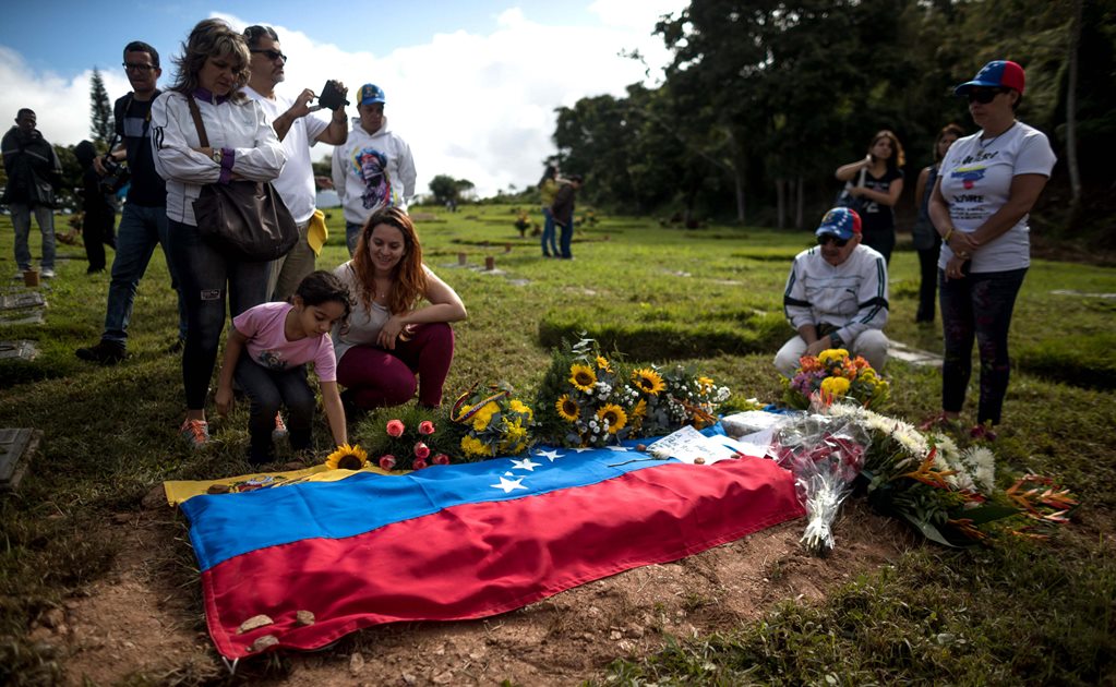 Realiza gobierno de Venezuela entierro de piloto rebelde en ceremonia privada
