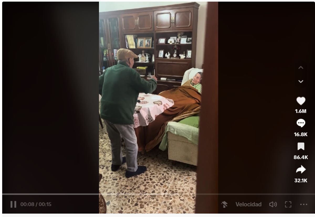 VIDEO: Amor incondicional: abuelito alegra con un baile a su esposa, que sufre Alzheimer