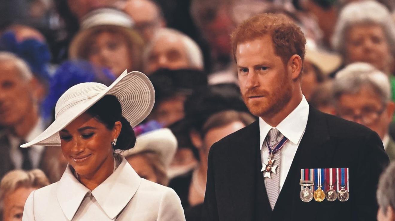 El príncipe Harry y Meghan Markle se apresuran para estar al lado de la reina Isabel II