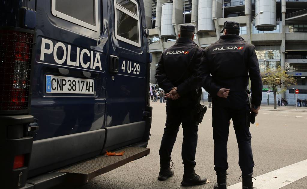 Detienen a hombre en España tras masturbarse en público