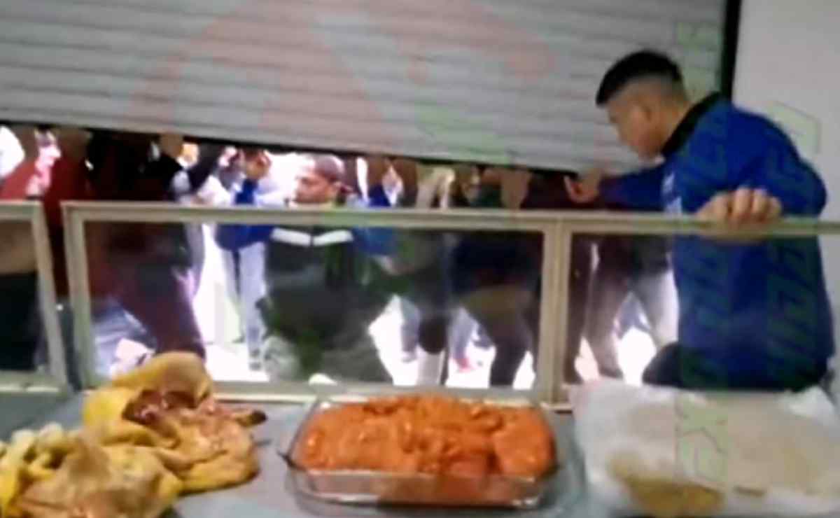 VIDEO: Por vender más barato, polleros golpean a compañero en Ixmiquilpan, Hidalgo