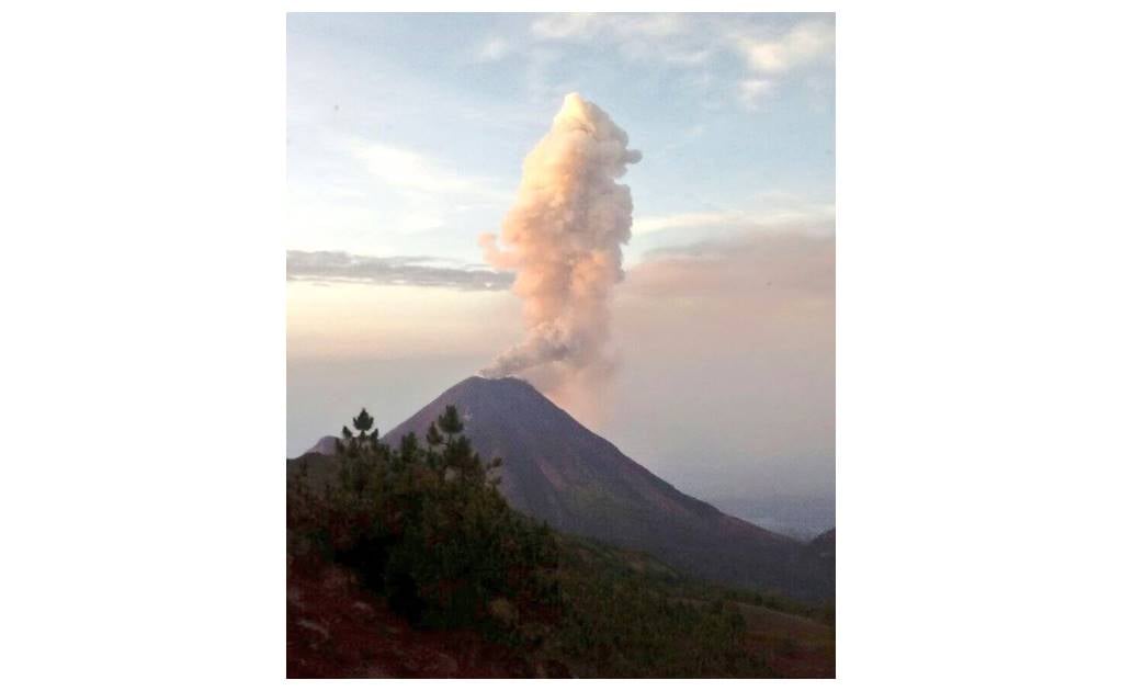 Volcán de Colima emite fumarola de un kilómetro