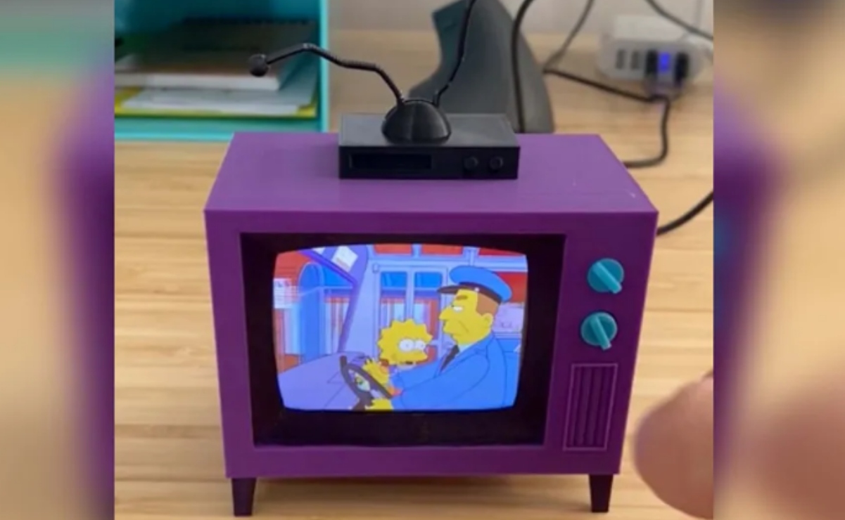 Crean una pequeña réplica del televisor de Los Simpsons para ver la serie