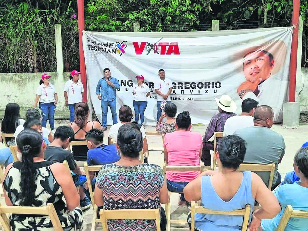 Llevan a mitin despensas en autos oficiales en Chiapas 