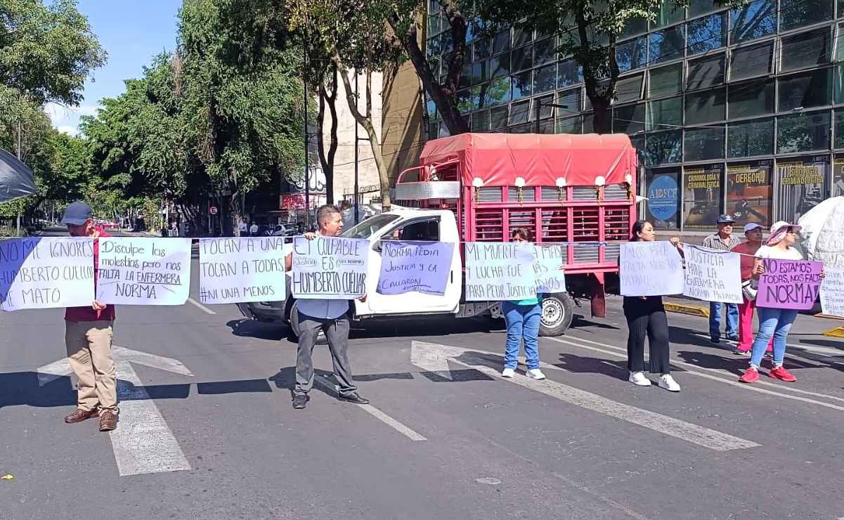 “Disculpe las molestias, nos falta Norma”: familiares de enfermera asesinada en Iztapalapa bloquean calles aledañas a la Fiscalía