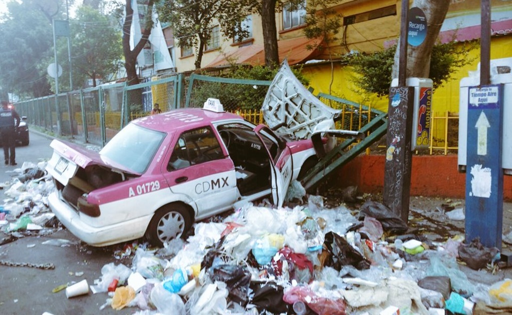 Taxista choca, se da a la fuga y abandona a pasajero en la Merced 