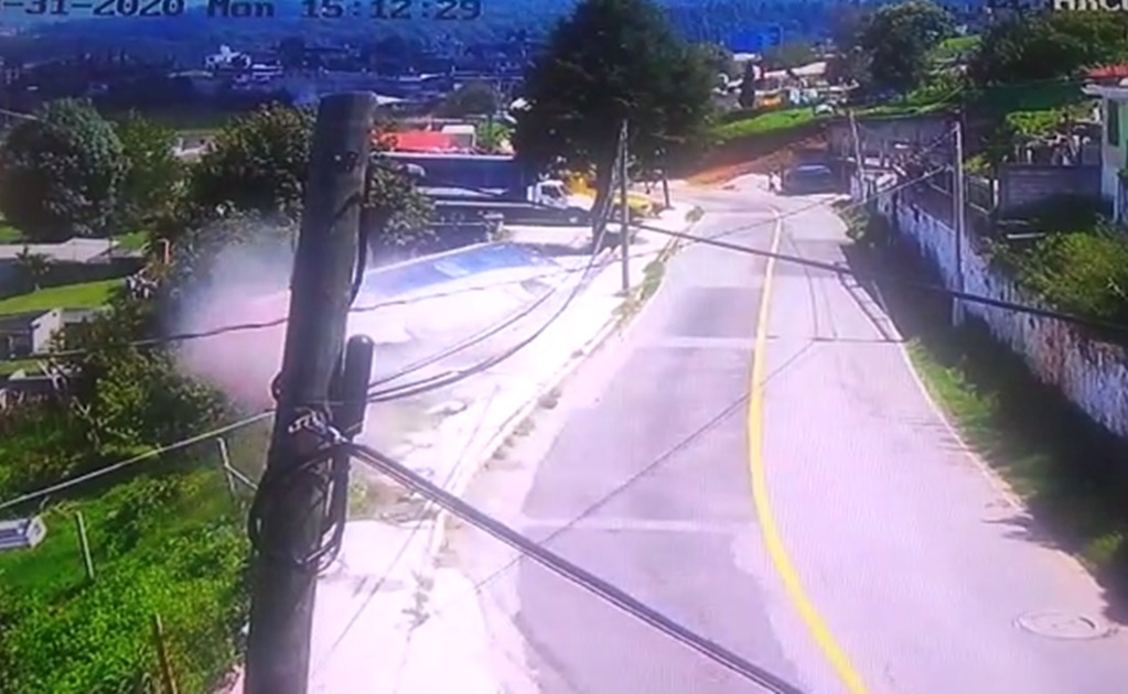 Así captó video volcadura de autobús en Isidro Fabela, Edomex