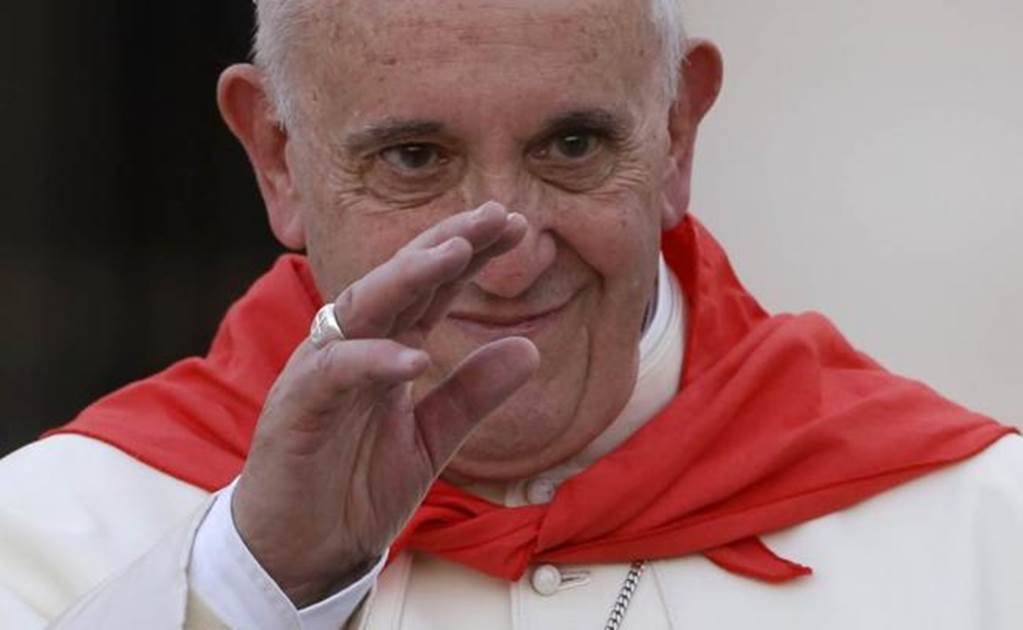 Hispanic workers build wooden chair for Pope Francis' visit 