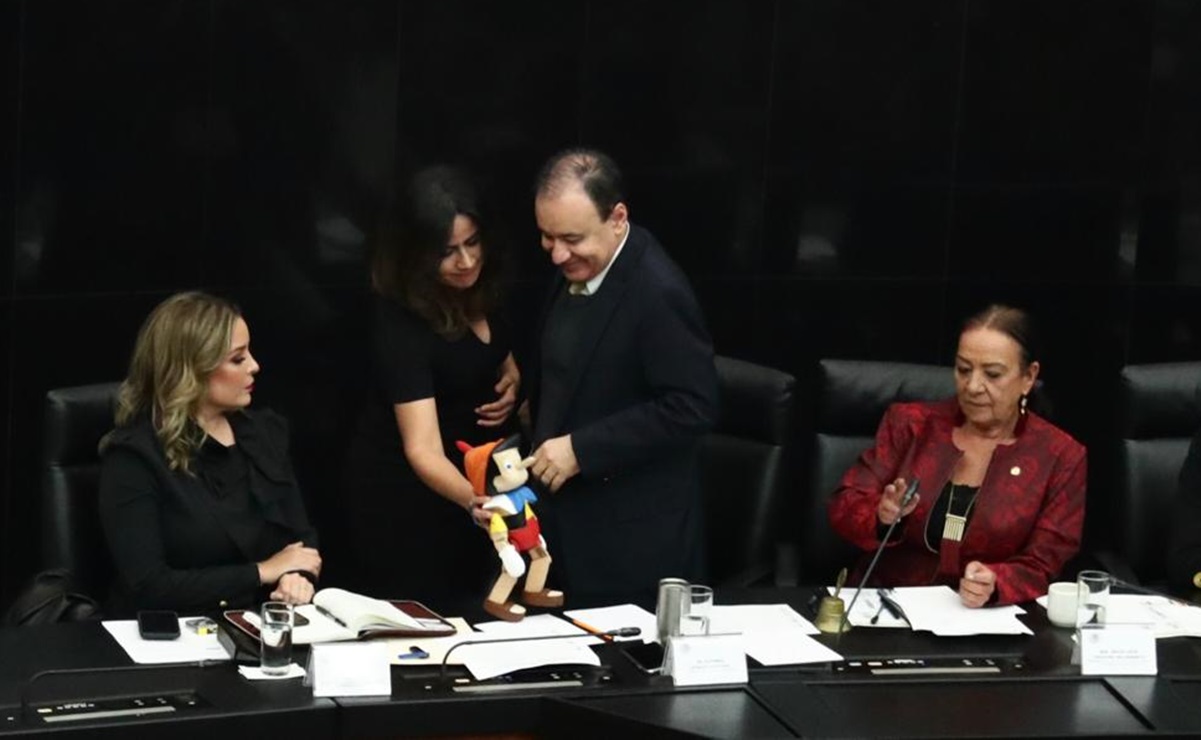 PAN regala muñeco de Pinocho a Durazo por “mentiras” sobre hechos en Culiacán