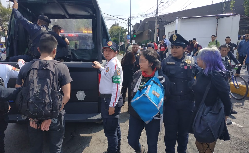 Detienen a 6 por agredir a policías previo a la marcha por Ayotzinapa