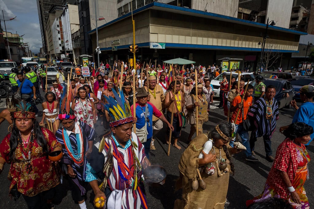 Marchan indígenas en Venezuela en apoyo a Maduro