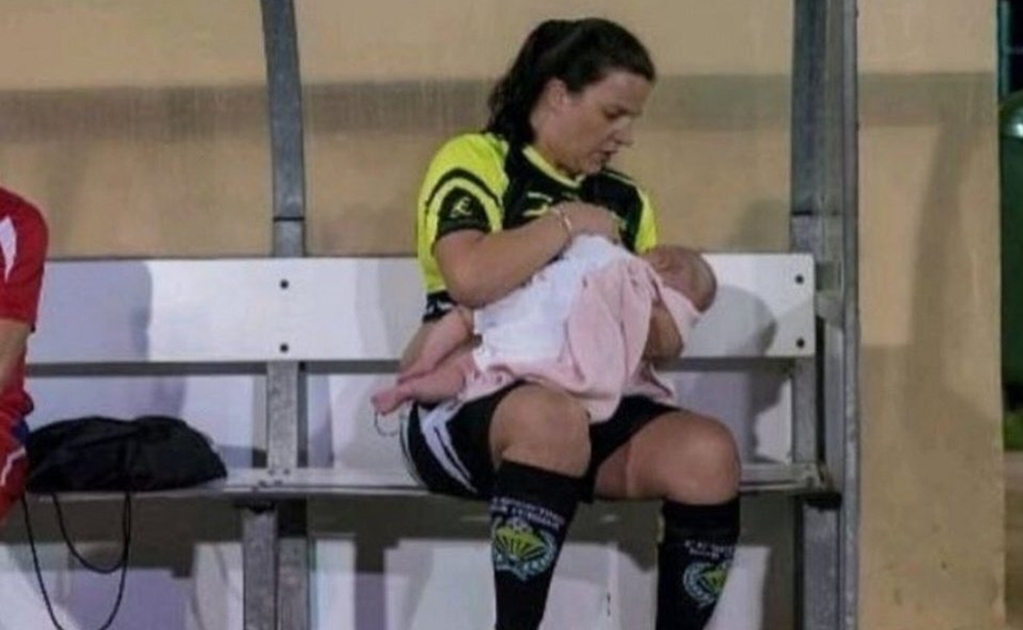 Futbolista amamanta a su hija durante sus partidos