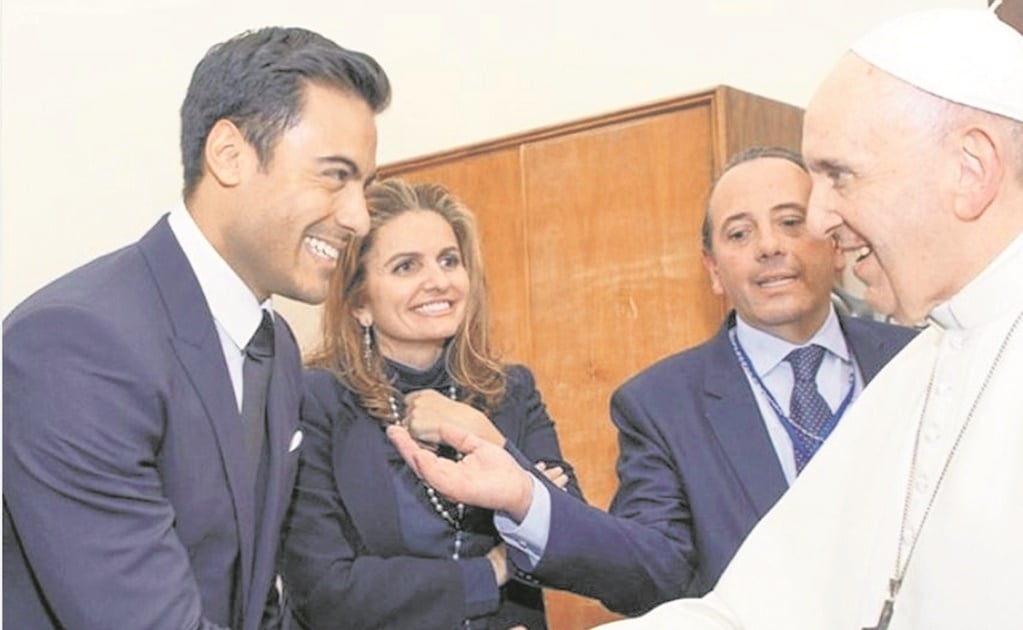 Carlos Rivera y Sebastián Yatra visitan y reciben misión del Papa