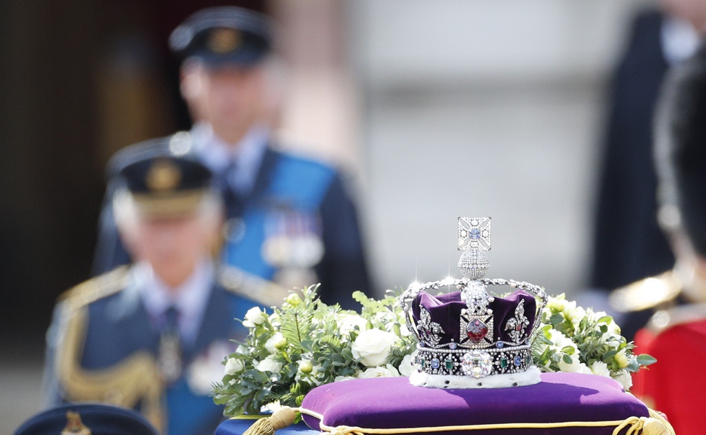 Rey Carlos III heredará la "corona maldita", que trae desgracias a quien la porte