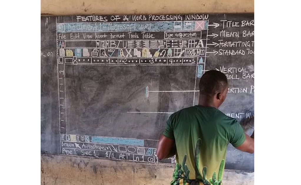 Profesor en Ghana enseña informática... sin computadora y se vuelve viral