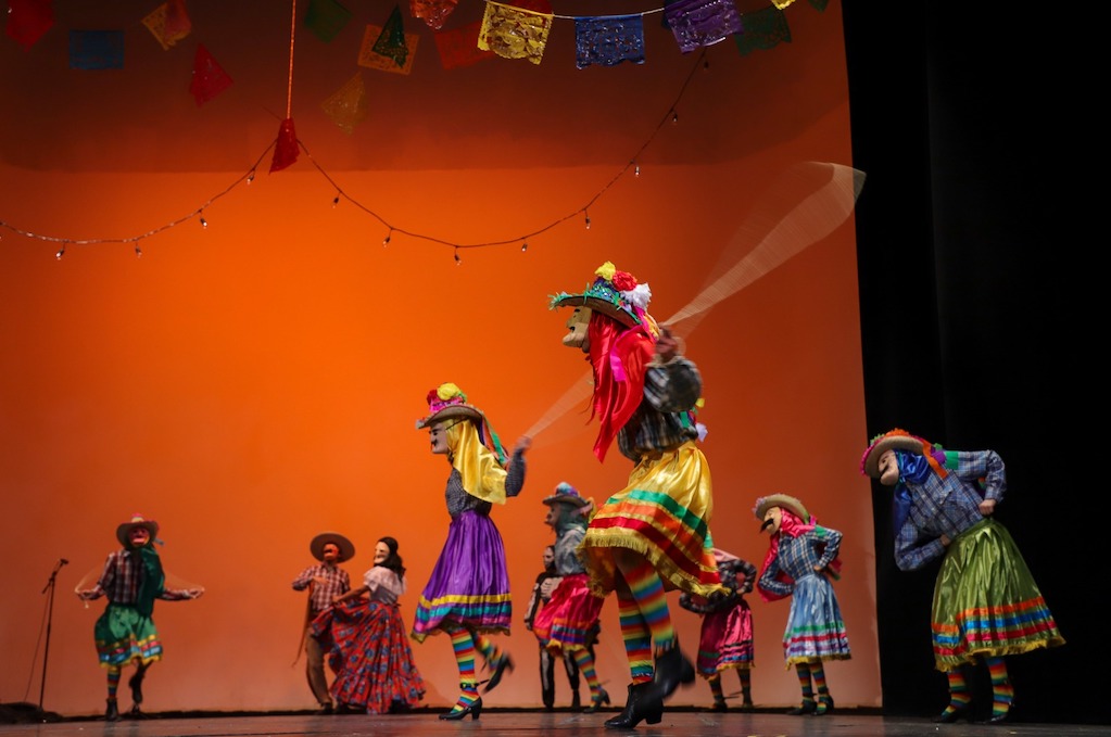 Cierran semestre en el escenario; estudiantes de la UAQ ofrecen “Gala Folklórica”