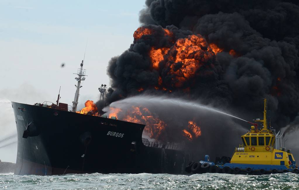 Pemex descarta riesgos por incendio de buque