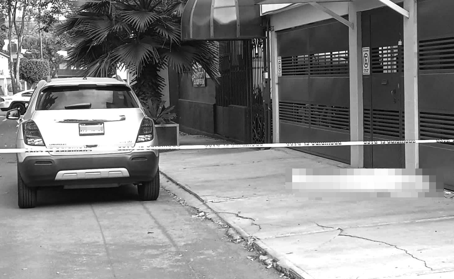 Mujer es asesinada a balazos por su pareja en Tlalpan
