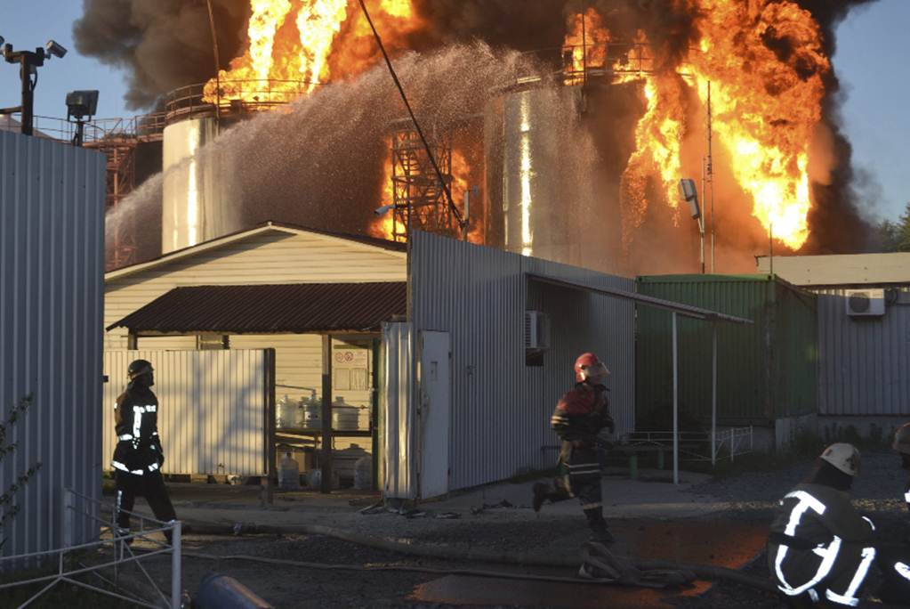 Suman 4 muertos por incendio en almacén de Kiev