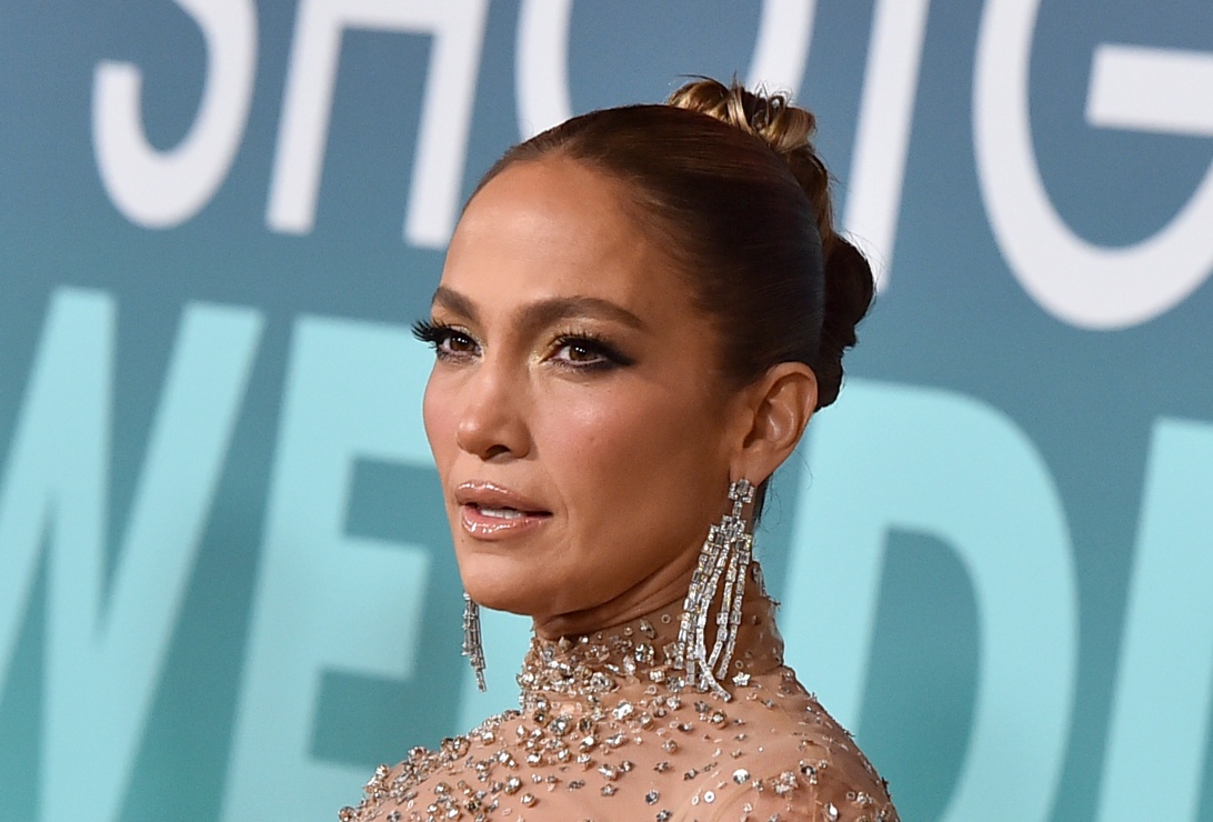 Jennifer Lopez presume sus tonificadas piernas en un elegante vestido de Valentino