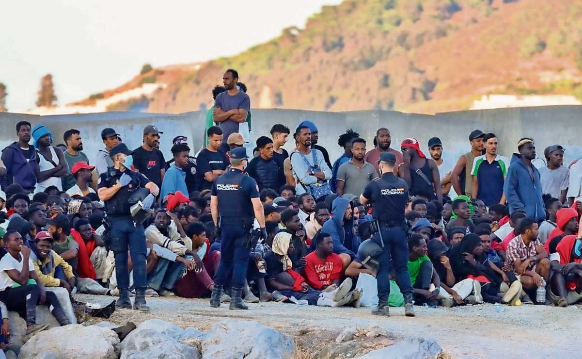 Migrantes, en la playa El Trampolín de Ceuta, el martes pasado. Foto: EFE