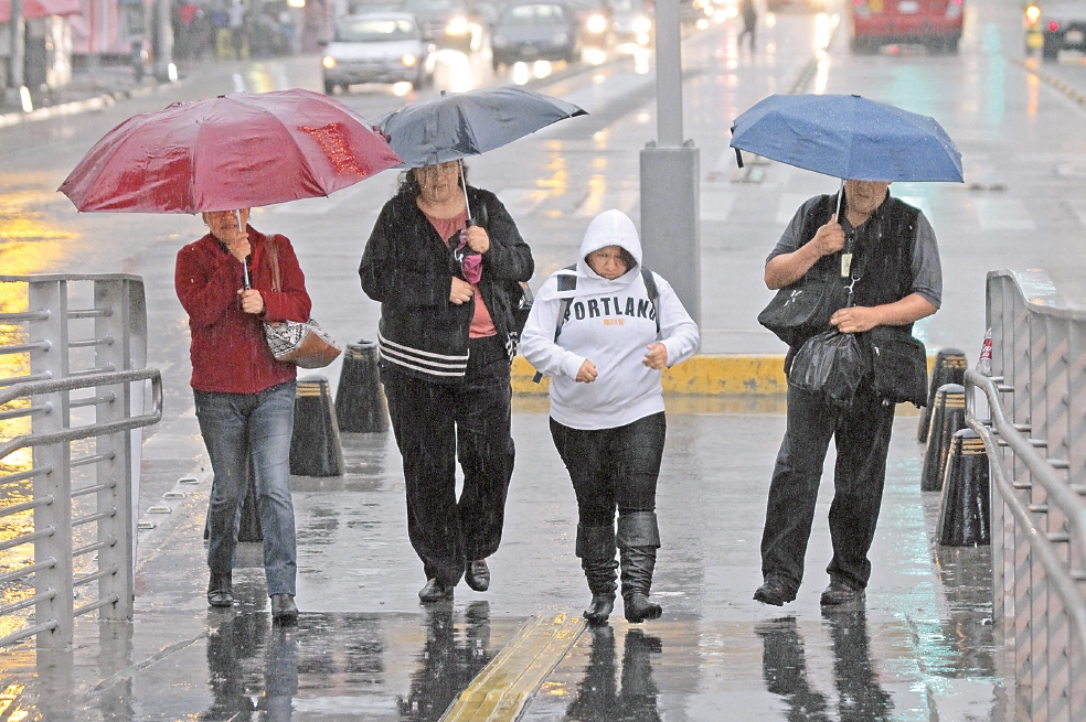Reportan encharcamientos por lluvias en zona metropolitana