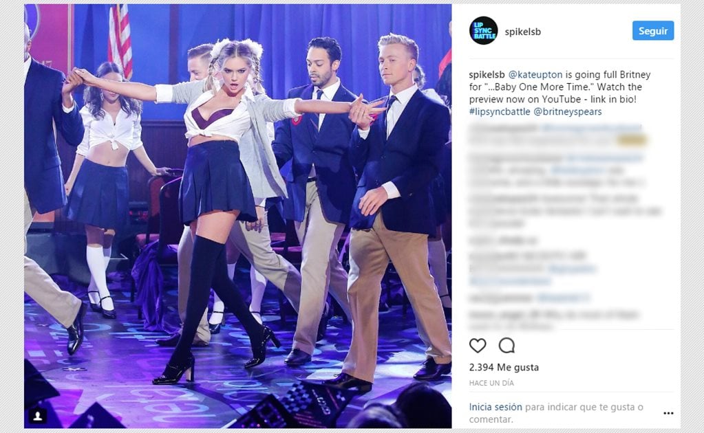 Kate Upton se viste de Britney Spears y compite contra Ricky Martin