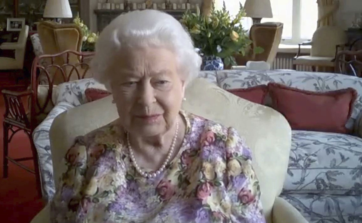 Reina Isabel II participa en su primera videollamada a los 94 años