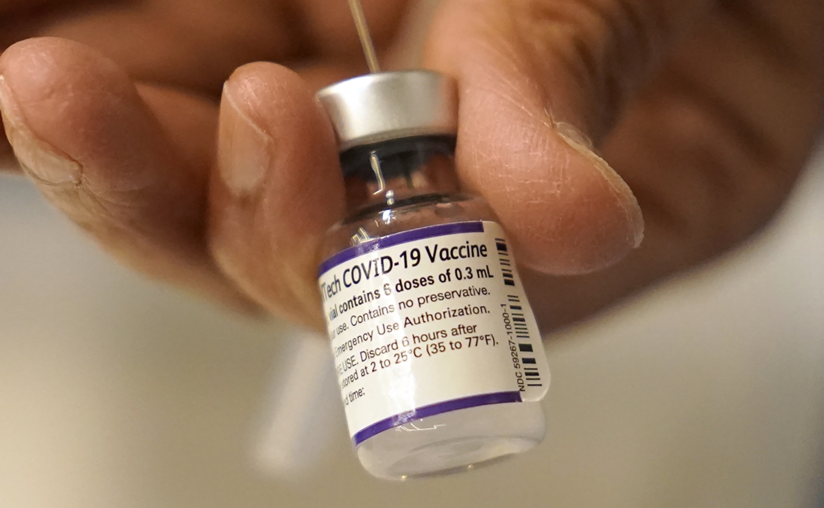 Vacuna antiCovid de Pfizer es "eficaz" contra ómicron tras tres dosis