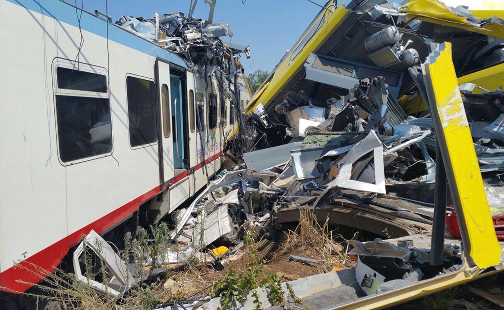 Suman 20 muertos por choque de trenes en Italia 
